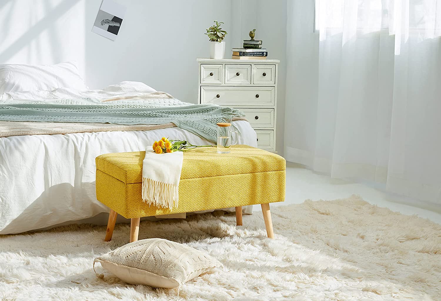 puff baul organizador tapizado en color mostaza con patas en madera natural