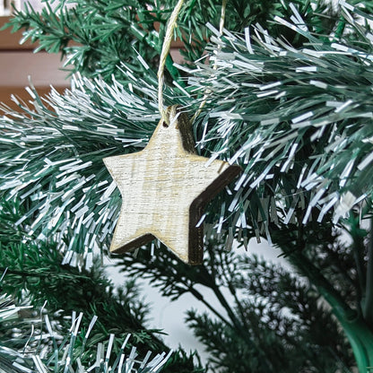 Adorno navideño tallado en madera con terminado vintage, en forma de estrella