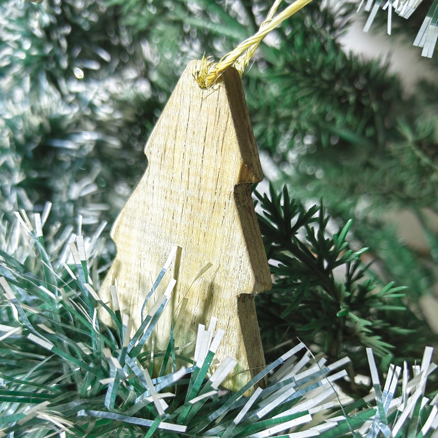 Adorno navideño tallado en madera con terminado vintage en forma de arbol de navidad