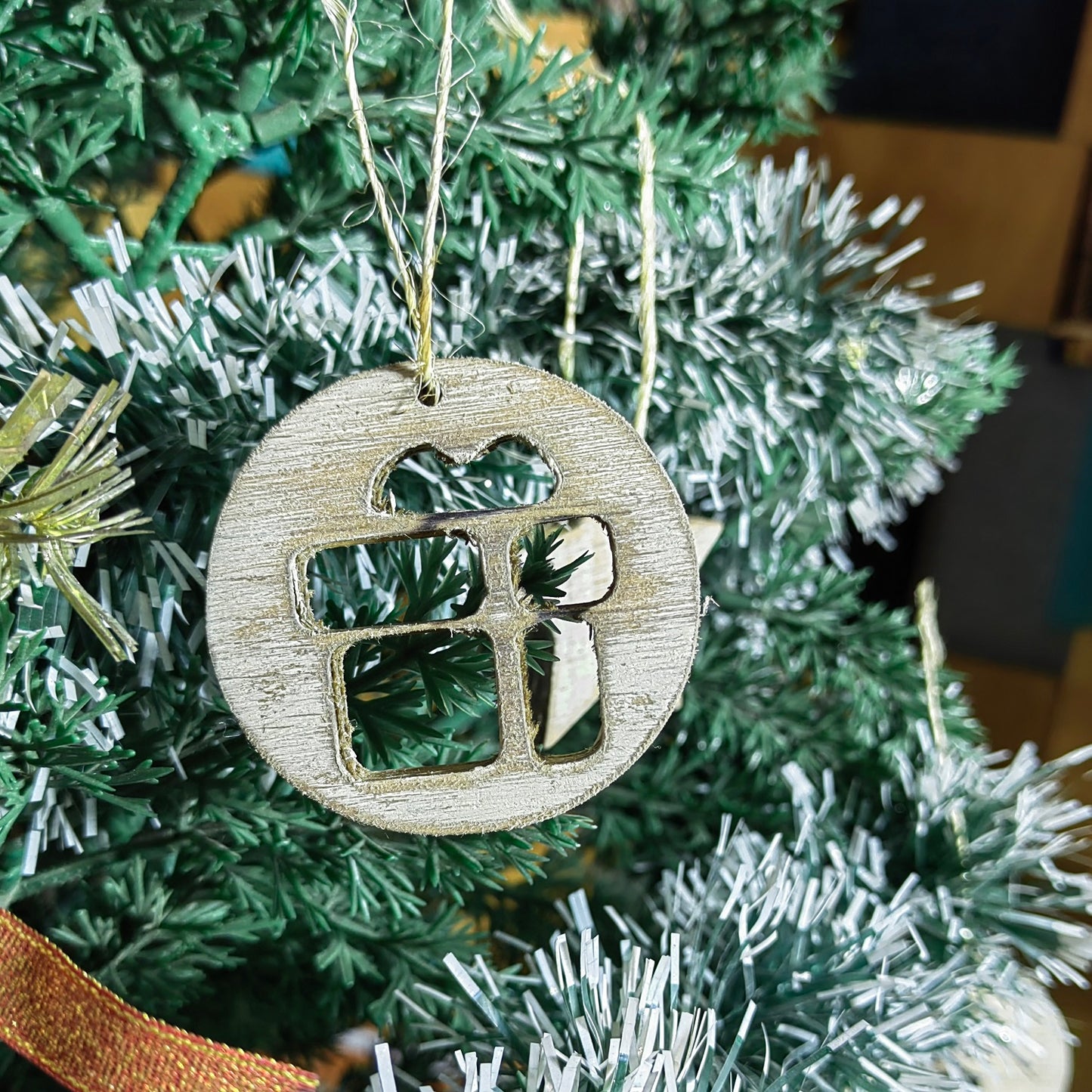 Adorno navideño tallado en madera con terminado vintage con forma de regalo de navidad
