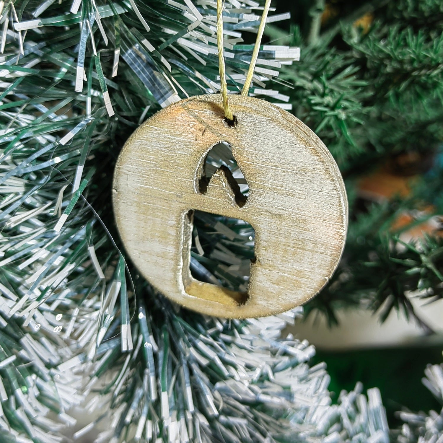 Adorno navideño tallado en madera con terminado vintage en forma de vela 